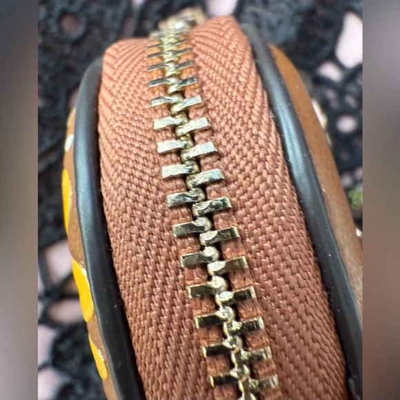 *SOLD* Kate Spade NYC Big Apple 3D Pretzel Coin Purse - Picture 6 of 13